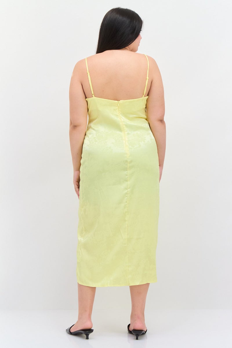 Flounce London فستان ميدي مزخرف بنمط زهور للنساء بحجم كبير، أصفر - Image 2